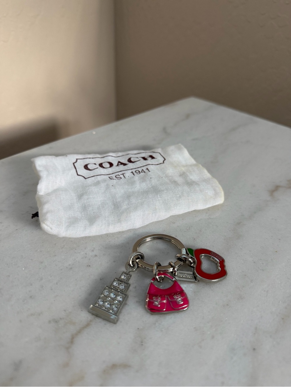 Discontinued NYC Coach keychain 🚌🍎👛